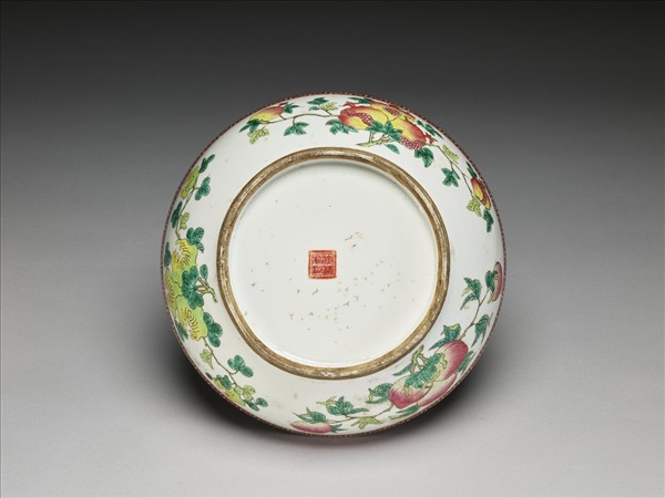 粉彩三多八寶紋蓋盒