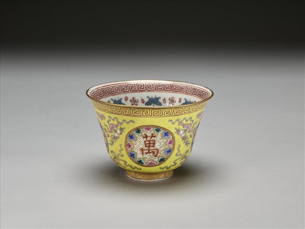 粉彩黃地萬壽無疆杯