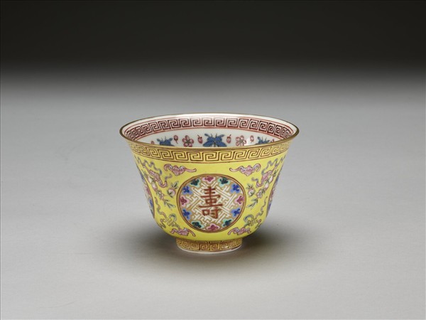 粉彩黃地萬壽無疆杯