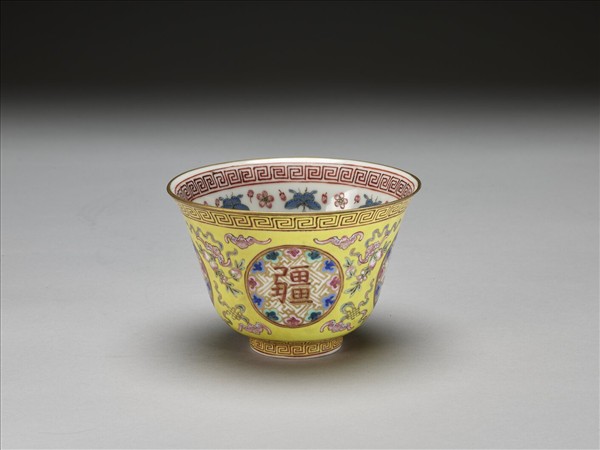粉彩黃地萬壽無疆杯