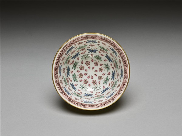 粉彩黃地萬壽無疆杯