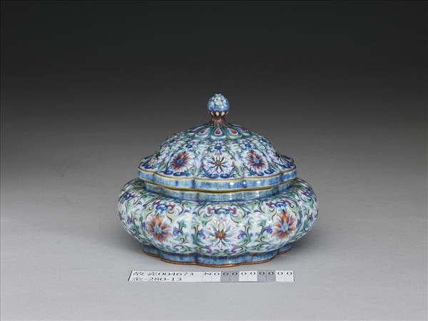 鬥彩番蓮紋瓜式盒