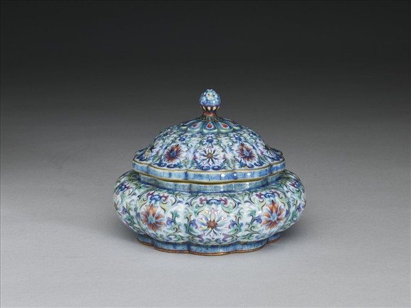 鬥彩番蓮紋瓜式盒