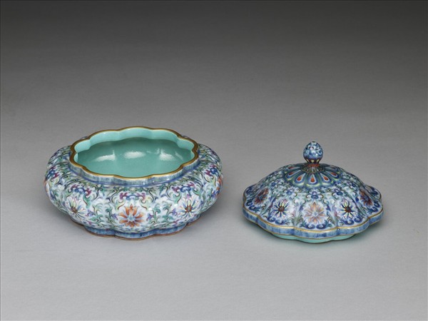 鬥彩番蓮紋瓜式盒