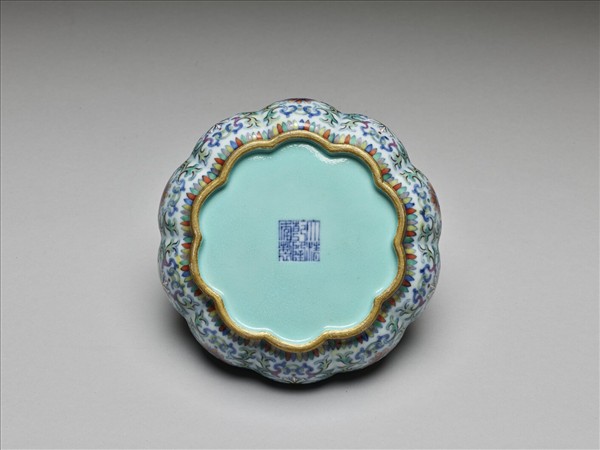 鬥彩番蓮紋瓜式盒