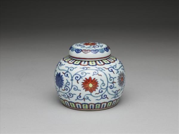 鬥彩番蓮紋蓋罐