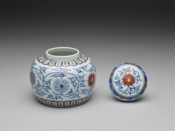 鬥彩番蓮紋蓋罐