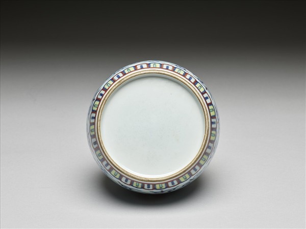 鬥彩番蓮紋蓋罐