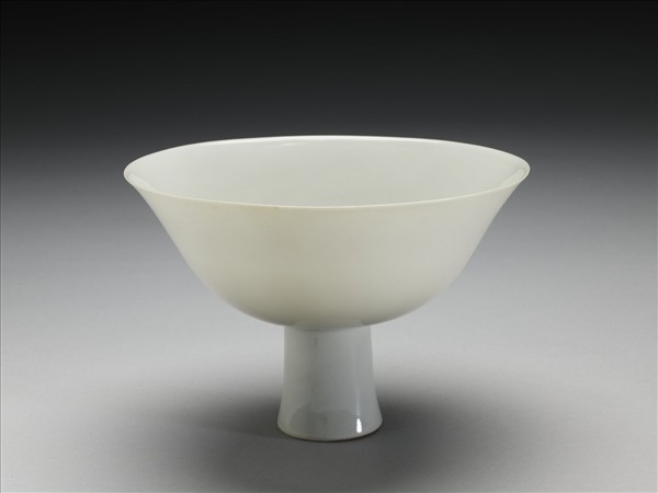 白瓷劃花龍紋高足碗