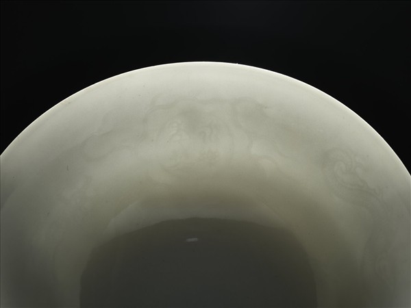 白瓷劃花龍紋高足碗