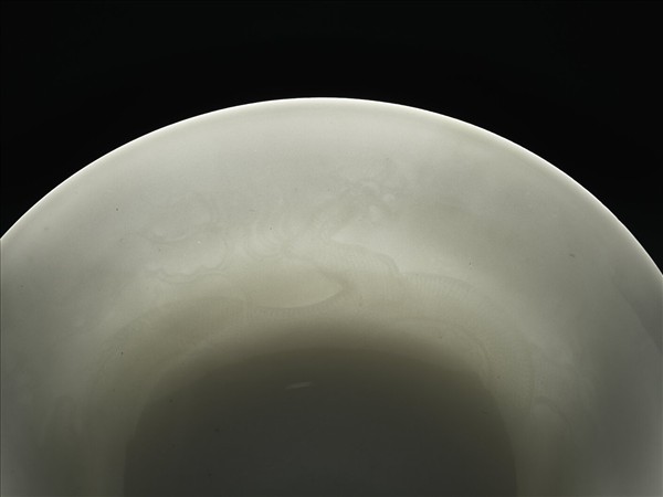 白瓷劃花龍紋高足碗