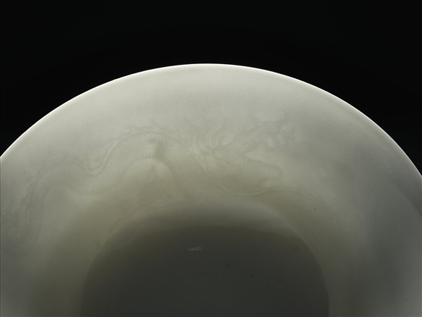 白瓷劃花龍紋高足碗