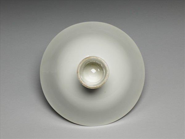 白瓷劃花龍紋高足碗