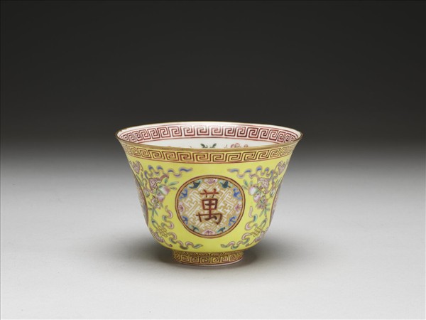 粉彩黃地萬壽無疆杯