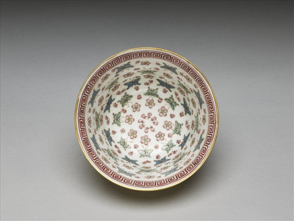 粉彩黃地萬壽無疆杯