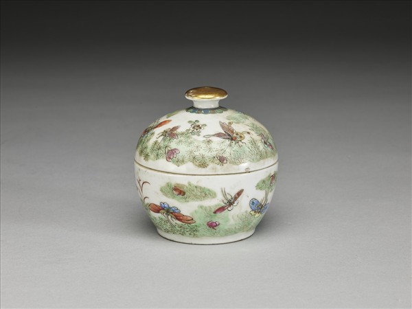 五彩花蝶紋蓋盒