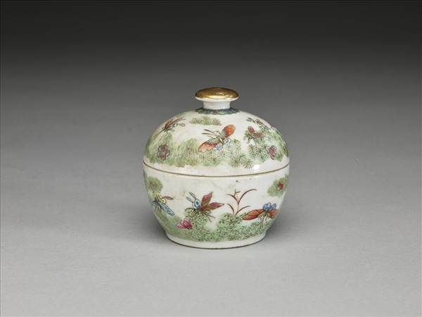 五彩花蝶紋蓋盒