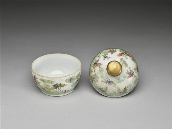 五彩花蝶紋蓋盒