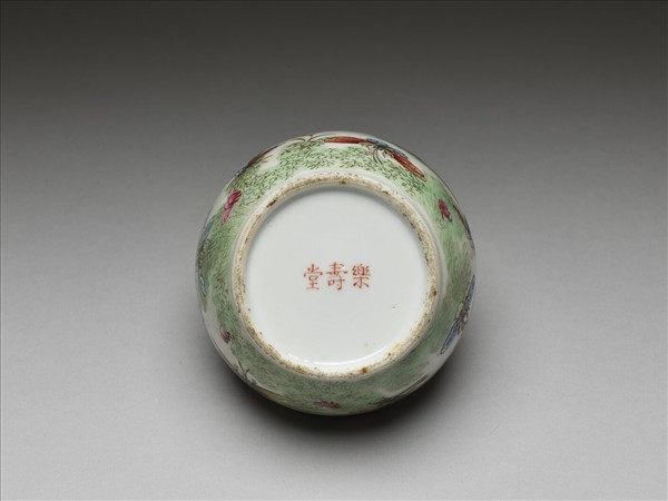 五彩花蝶紋蓋盒