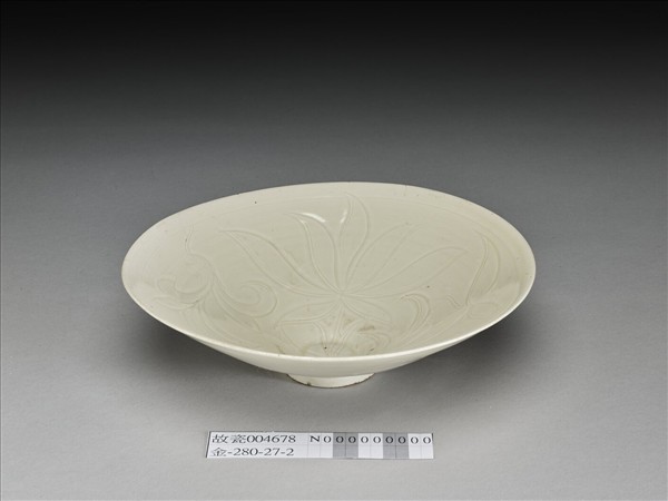 白釉劃花蓮荷紋碗