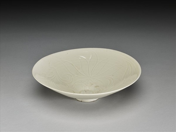 白釉劃花蓮荷紋碗