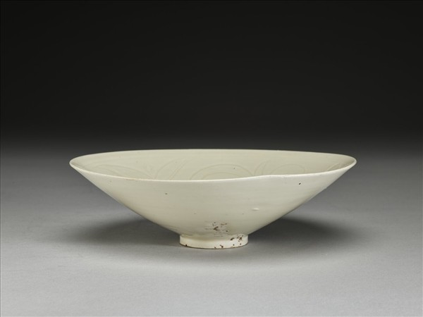白釉劃花蓮荷紋碗