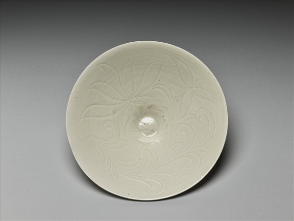 白釉劃花蓮荷紋碗