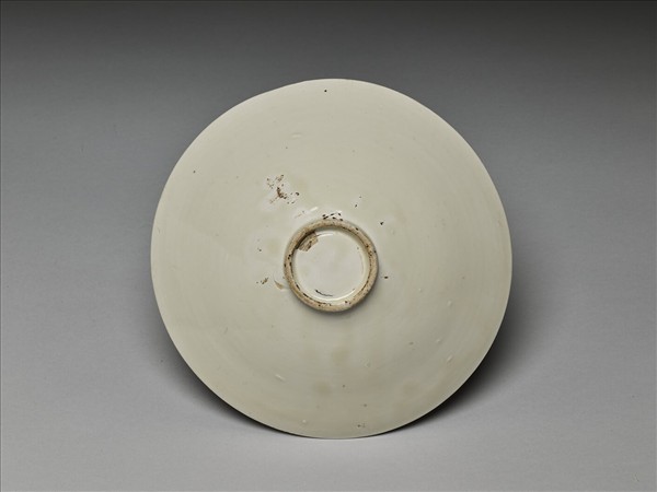 白釉劃花蓮荷紋碗