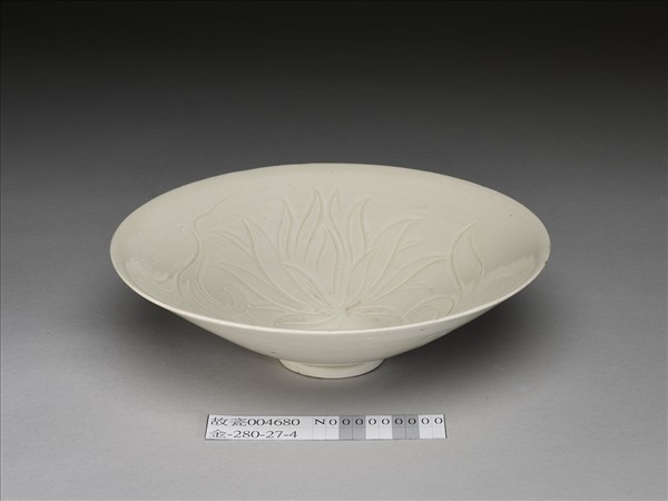 白釉劃花蓮荷紋碗