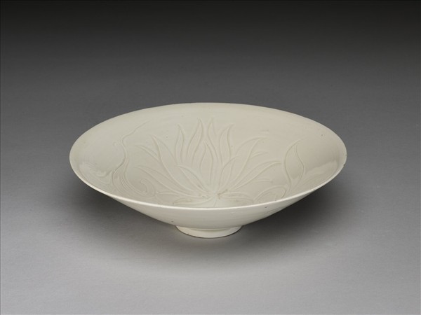 白釉劃花蓮荷紋碗