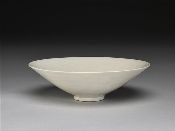 白釉劃花蓮荷紋碗