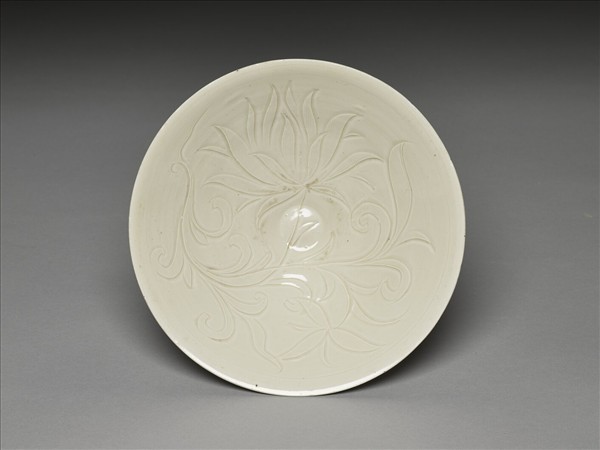 白釉劃花蓮荷紋碗