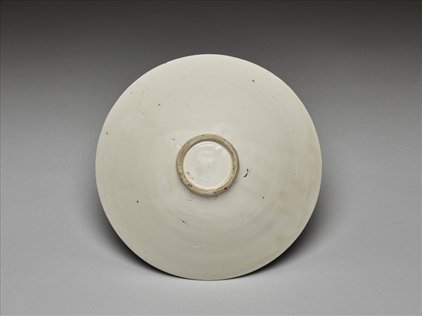 白釉劃花蓮荷紋碗