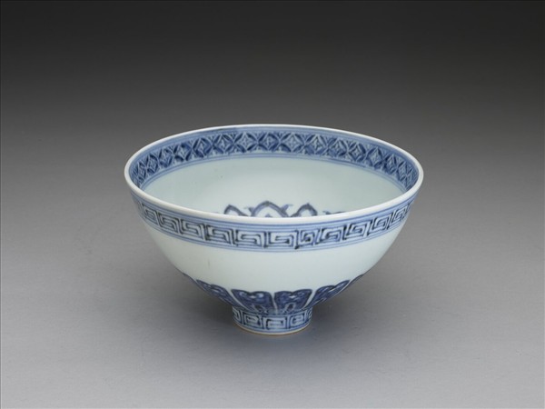 青花蓮瓣紋蓮子碗