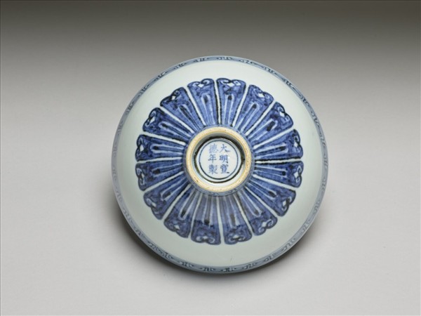 青花蓮瓣紋蓮子碗