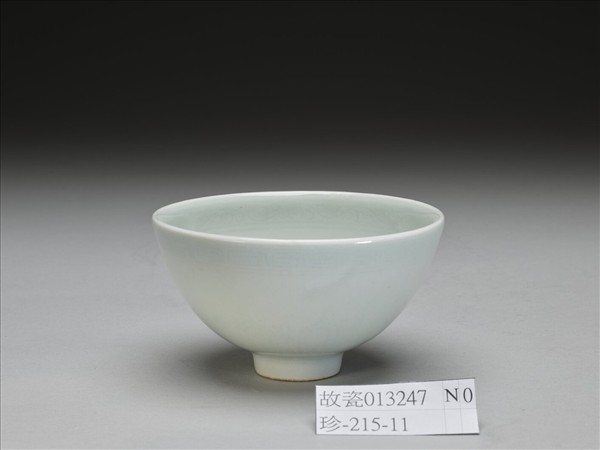 甜白釉蓮瓣紋蓮子碗