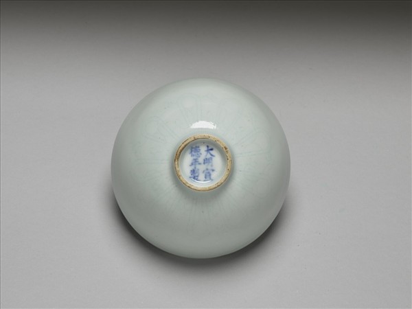 甜白釉蓮瓣紋蓮子碗