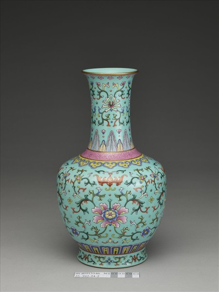 粉彩湖綠地番蓮紋瓶