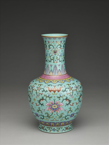 粉彩湖綠地番蓮紋瓶