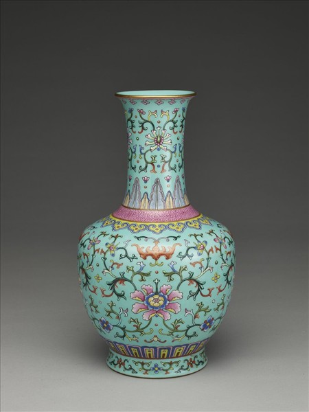 粉彩湖綠地番蓮紋瓶