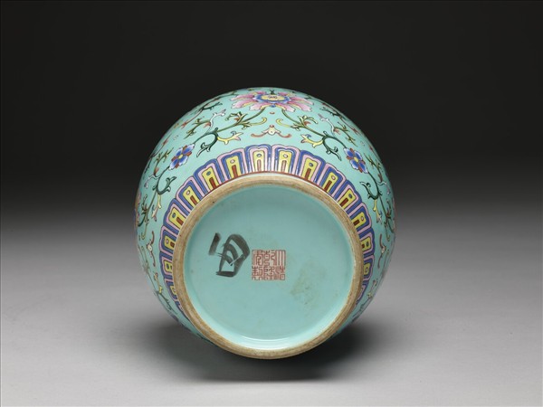 粉彩湖綠地番蓮紋瓶