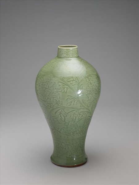 龍泉窯 青瓷劃花牡丹紋梅瓶