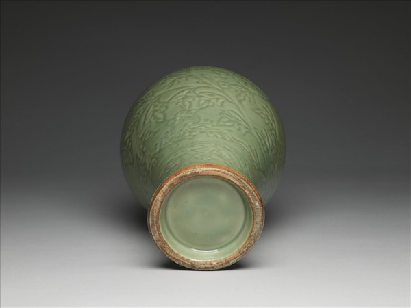 龍泉窯 青瓷劃花牡丹紋梅瓶