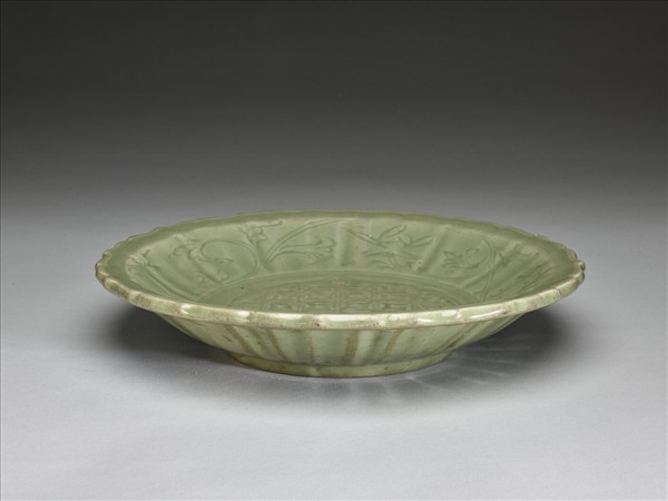 龍泉窯 青瓷劃花斜格紋蓮花式盤
