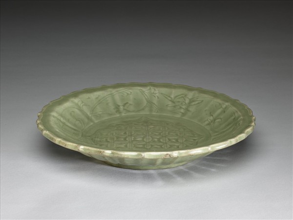 龍泉窯 青瓷劃花斜格紋蓮花式盤