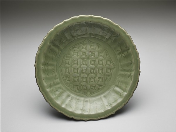 龍泉窯 青瓷劃花斜格紋蓮花式盤