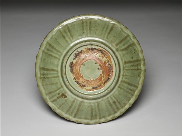 龍泉窯 青瓷劃花斜格紋蓮花式盤