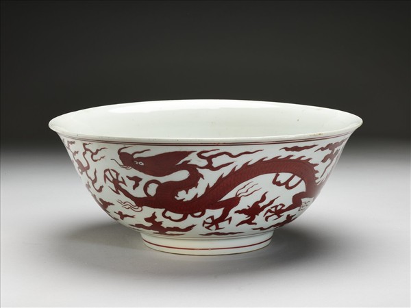 描紅雙龍戲珠紋碗