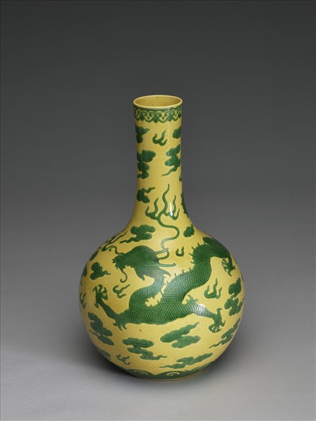 黃地綠彩龍紋瓶