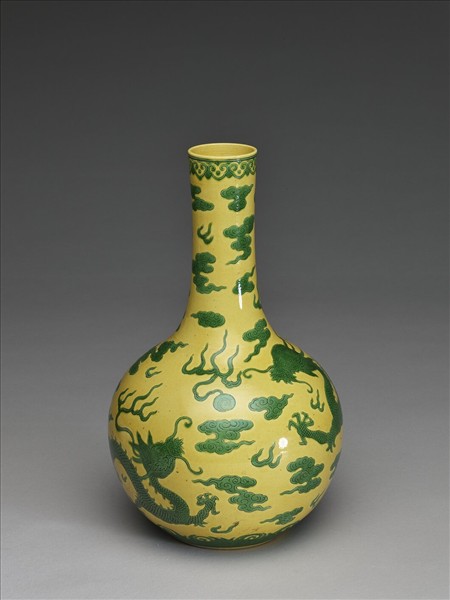 黃地綠彩龍紋瓶